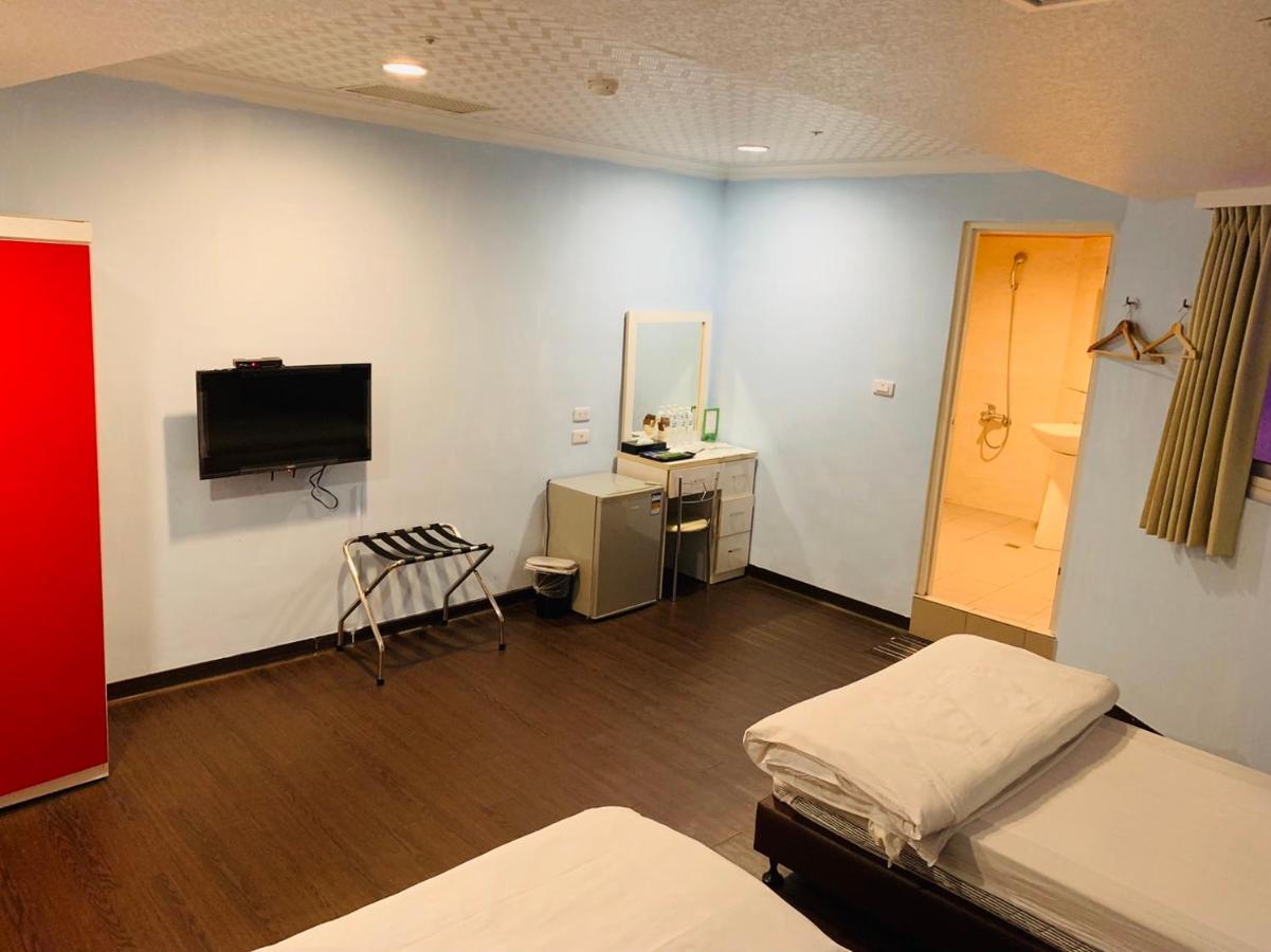 Easyinn Hotel & Hostel Tainan Exterior photo